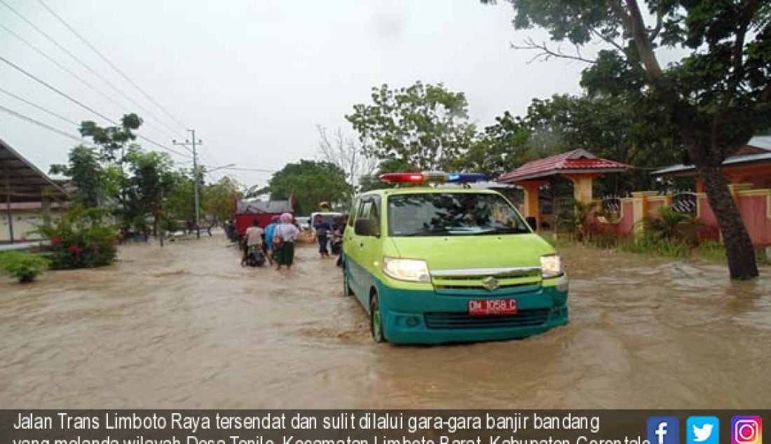 Jalan Trans Limboto Raya tersendat dan sulit dilalui gara-gara banjir bandang yang melanda wilayah Desa Tenilo, Kecamatan Limboto Barat, Kabupaten Gorontalo, Jumat (2/6) - JPNN.com