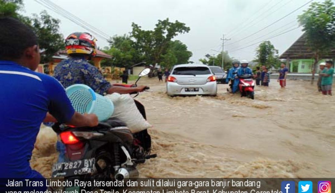 Jalan Trans Limboto Raya tersendat dan sulit dilalui gara-gara banjir bandang yang melanda wilayah Desa Tenilo, Kecamatan Limboto Barat, Kabupaten Gorontalo, Jumat (2/6) - JPNN.com