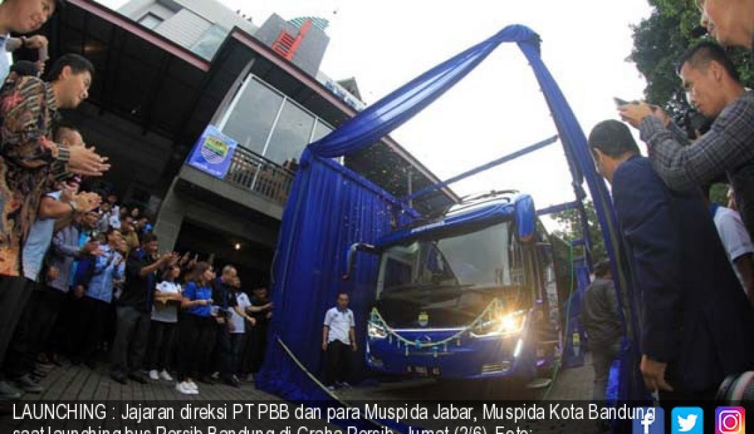 LAUNCHING : Jajaran direksi PT PBB dan para Muspida Jabar, Muspida Kota Bandung saat launching bus Persib Bandung di Graha Persib, Jumat (2/6). - JPNN.com