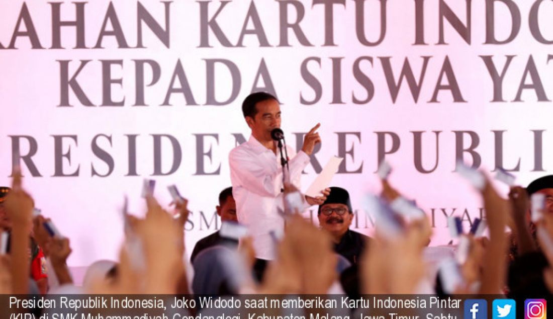 Presiden Republik Indonesia, Joko Widodo saat memberikan Kartu Indonesia Pintar (KIP) di SMK Muhammadiyah Gondanglegi, Kabupaten Malang, Jawa Timur, Sabtu (03/06). - JPNN.com