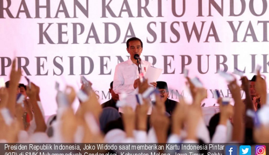 Presiden Republik Indonesia, Joko Widodo saat memberikan Kartu Indonesia Pintar (KIP) di SMK Muhammadiyah Gondanglegi, Kabupaten Malang, Jawa Timur, Sabtu (03/06). - JPNN.com