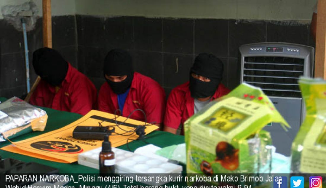 PAPARAN NARKOBA_Polisi menggiring tersangka kurir narkoba di Mako Brimob Jalan Wahid Hasyim Medan, Minggu (4/6). Total barang bukti yang disita yakni 9,94 kilogram, polisi menangkap 4 pelaku yakni M,AJ,S dan Z. - JPNN.com