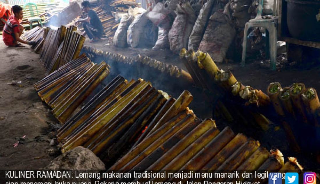 KULINER RAMADAN: Lemang makanan tradisional menjadi menu menarik dan legit yang siap menemani buka puasa. Pekerja membuat lemang di Jalan Pangeran Hidayat Kotabaru , Jambi. - JPNN.com