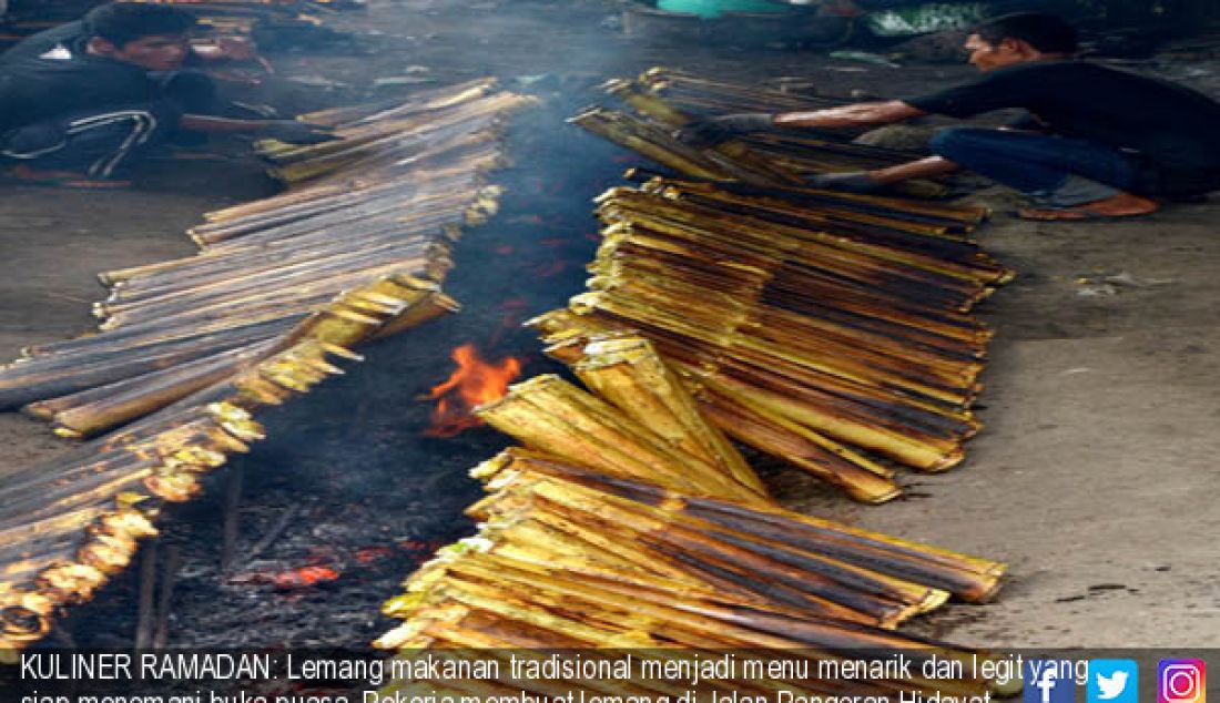 KULINER RAMADAN: Lemang makanan tradisional menjadi menu menarik dan legit yang siap menemani buka puasa. Pekerja membuat lemang di Jalan Pangeran Hidayat Kotabaru , Jambi. - JPNN.com