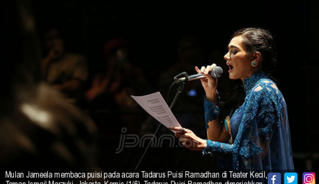 Mulan Jameela membaca puisi pada acara Tadarus Puisi Ramadhan di Teater Kecil, Taman Ismail Marzuki, Jakarta, Kamis (1/6). Tadarus Puisi Ramadhan dimeriahkan sejumlah sejumlah politisi, seniman dan budayawan. - JPNN.com