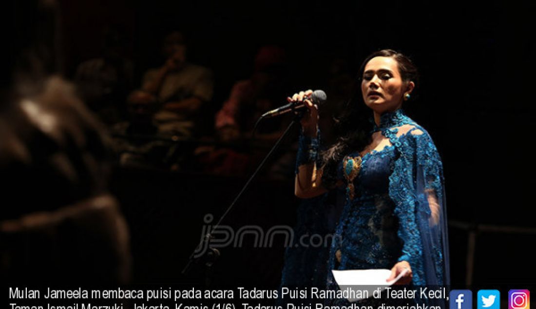 Mulan Jameela membaca puisi pada acara Tadarus Puisi Ramadhan di Teater Kecil, Taman Ismail Marzuki, Jakarta, Kamis (1/6). Tadarus Puisi Ramadhan dimeriahkan sejumlah sejumlah politisi, seniman dan budayawan. - JPNN.com