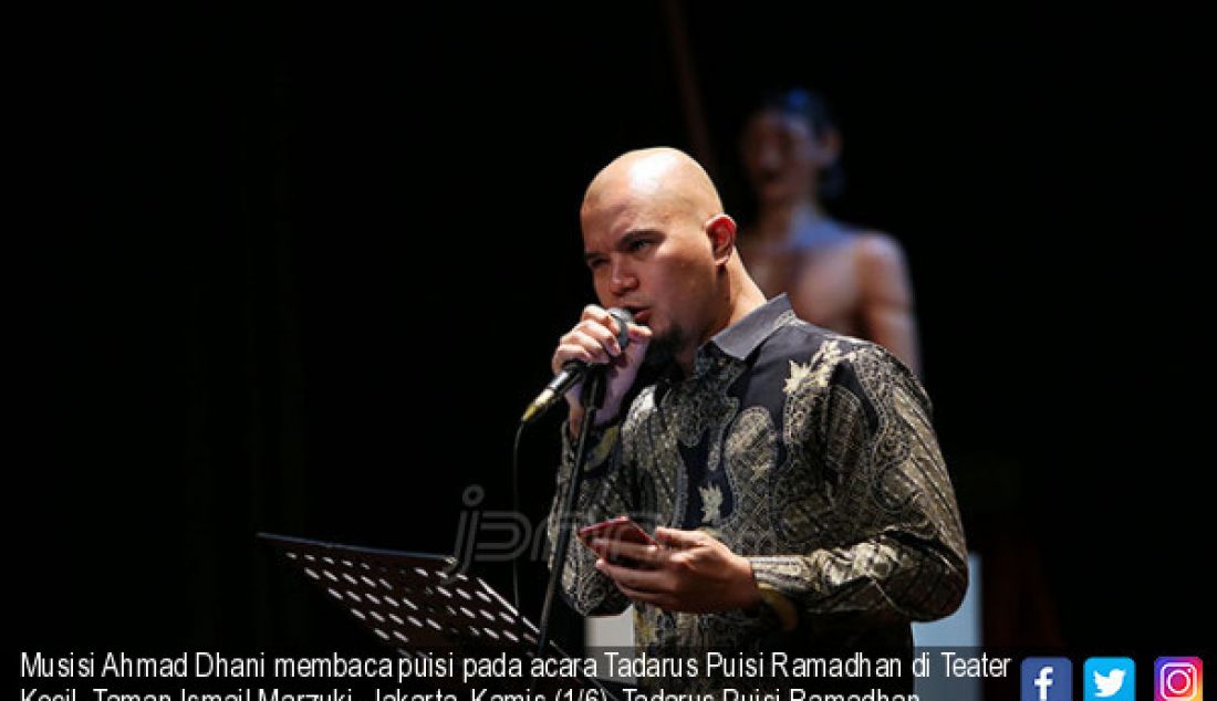 Musisi Ahmad Dhani membaca puisi pada acara Tadarus Puisi Ramadhan di Teater Kecil, Taman Ismail Marzuki, Jakarta, Kamis (1/6). Tadarus Puisi Ramadhan dimeriahkan sejumlah sejumlah politisi, seniman dan budayawan. - JPNN.com