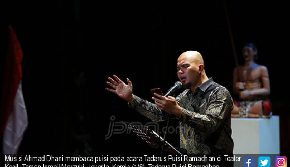 Musisi Ahmad Dhani membaca puisi pada acara Tadarus Puisi Ramadhan di Teater Kecil, Taman Ismail Marzuki, Jakarta, Kamis (1/6). Tadarus Puisi Ramadhan dimeriahkan sejumlah sejumlah politisi, seniman dan budayawan. - JPNN.com