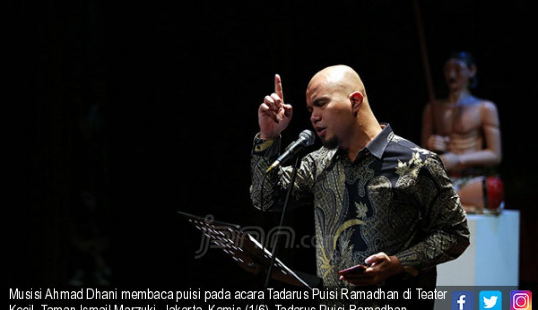 Musisi Ahmad Dhani membaca puisi pada acara Tadarus Puisi Ramadhan di Teater Kecil, Taman Ismail Marzuki, Jakarta, Kamis (1/6). Tadarus Puisi Ramadhan dimeriahkan sejumlah sejumlah politisi, seniman dan budayawan. - JPNN.com