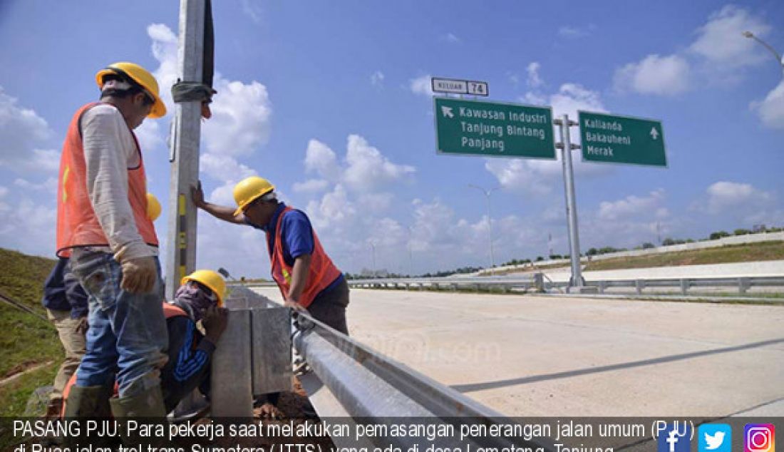 PASANG PJU: Para pekerja saat melakukan pemasangan penerangan jalan umum (PJU) di Ruas jalan trol trans Sumatera (JTTS), yang ada di desa Lematang, Tanjung Bintang, Lampung Selatan, Minggu (4/6). - JPNN.com