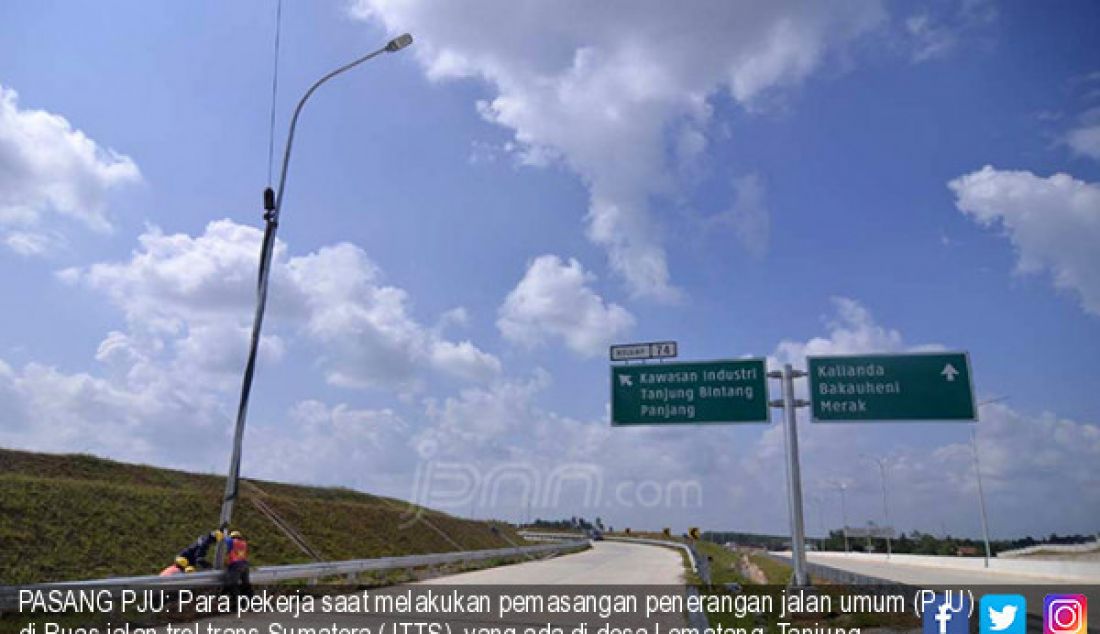 PASANG PJU: Para pekerja saat melakukan pemasangan penerangan jalan umum (PJU) di Ruas jalan trol trans Sumatera (JTTS), yang ada di desa Lematang, Tanjung Bintang, Lampung Selatan, Minggu (4/6). - JPNN.com