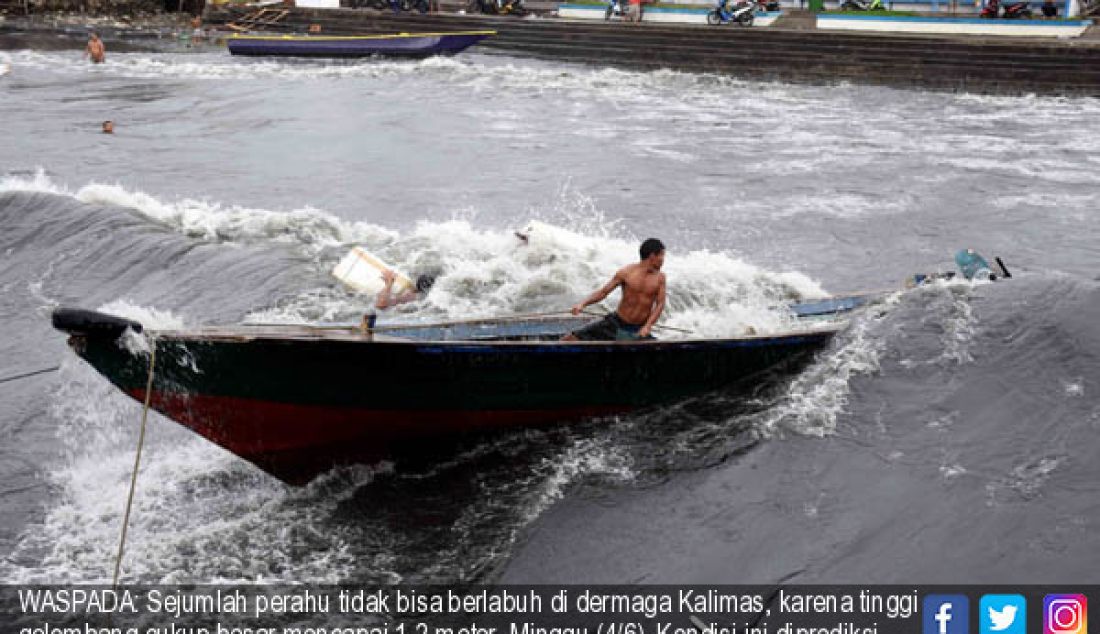 WASPADA: Sejumlah perahu tidak bisa berlabuh di dermaga Kalimas, karena tinggi gelombang cukup besar mencapai 1-2 meter, Minggu (4/6). Kondisi ini diprediksi akan berlangsung dari tanggl 3 Juni hingga 8 Juni 2017. - JPNN.com