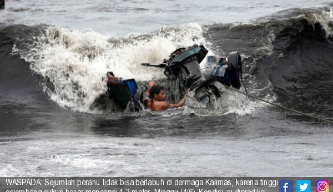 WASPADA: Sejumlah perahu tidak bisa berlabuh di dermaga Kalimas, karena tinggi gelombang cukup besar mencapai 1-2 meter, Minggu (4/6). Kondisi ini diprediksi akan berlangsung dari tanggl 3 Juni hingga 8 Juni 2017. - JPNN.com