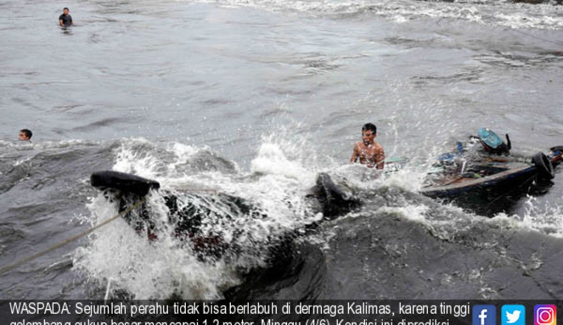 WASPADA: Sejumlah perahu tidak bisa berlabuh di dermaga Kalimas, karena tinggi gelombang cukup besar mencapai 1-2 meter, Minggu (4/6). Kondisi ini diprediksi akan berlangsung dari tanggl 3 Juni hingga 8 Juni 2017. - JPNN.com