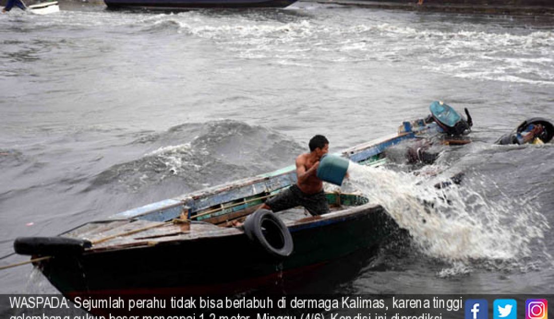 WASPADA: Sejumlah perahu tidak bisa berlabuh di dermaga Kalimas, karena tinggi gelombang cukup besar mencapai 1-2 meter, Minggu (4/6). Kondisi ini diprediksi akan berlangsung dari tanggl 3 Juni hingga 8 Juni 2017. - JPNN.com