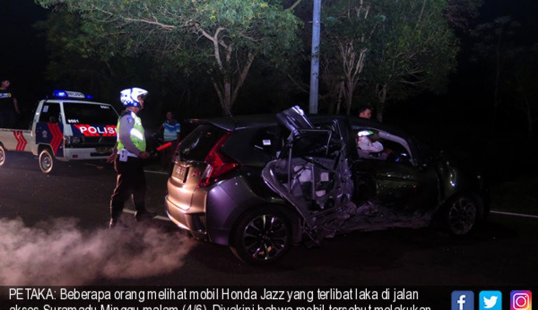 PETAKA: Beberapa orang melihat mobil Honda Jazz yang terlibat laka di jalan akses Suramadu Minggu malam (4/6). Diyakini bahwa mobil tersebut melakukan balapan dan menabrak dua pengendara motor. - JPNN.com