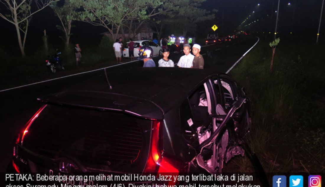 PETAKA: Beberapa orang melihat mobil Honda Jazz yang terlibat laka di jalan akses Suramadu Minggu malam (4/6). Diyakini bahwa mobil tersebut melakukan balapan dan menabrak dua pengendara motor. - JPNN.com