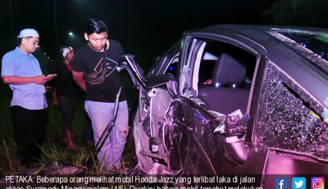 PETAKA: Beberapa orang melihat mobil Honda Jazz yang terlibat laka di jalan akses Suramadu Minggu malam (4/6). Diyakini bahwa mobil tersebut melakukan balapan dan menabrak dua pengendara motor. - JPNN.com