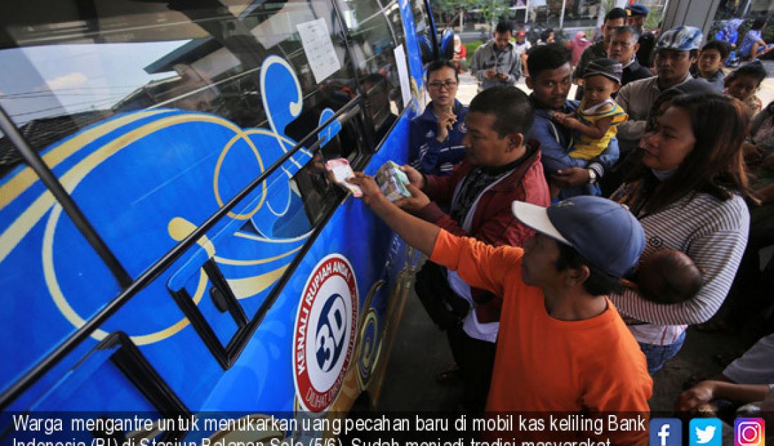 Warga mengantre untuk menukarkan uang pecahan baru di mobil kas keliling Bank Indonesia (BI) di Stasiun Balapan Solo (5/6). Sudah menjadi tradisi masyarakat, di bulan puasa hingga lebaran. - JPNN.com