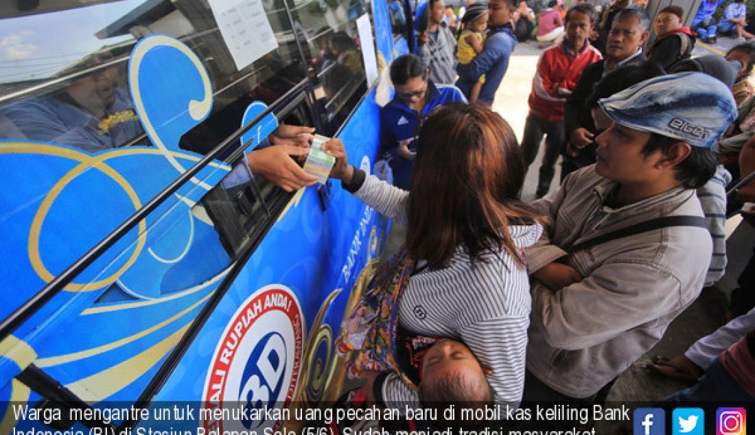 Warga mengantre untuk menukarkan uang pecahan baru di mobil kas keliling Bank Indonesia (BI) di Stasiun Balapan Solo (5/6). Sudah menjadi tradisi masyarakat, di bulan puasa hingga lebaran. - JPNN.com