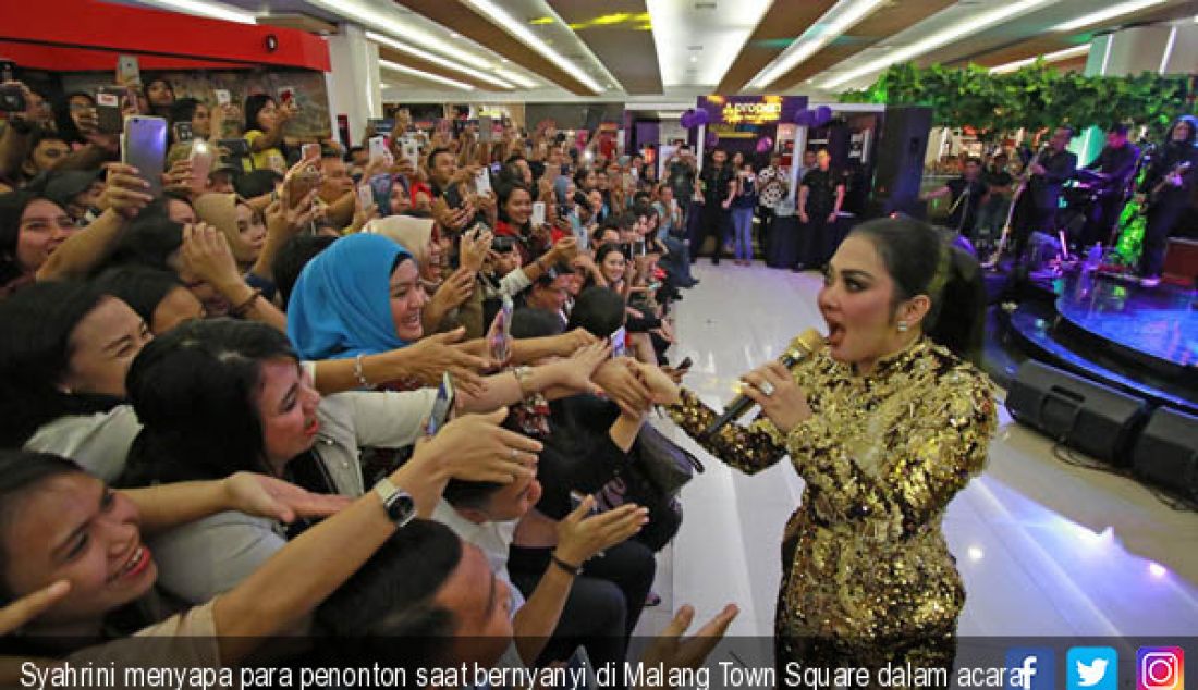 Syahrini menyapa para penonton saat bernyanyi di Malang Town Square dalam acara Bangun Indah Graha exebition (04/6) - JPNN.com