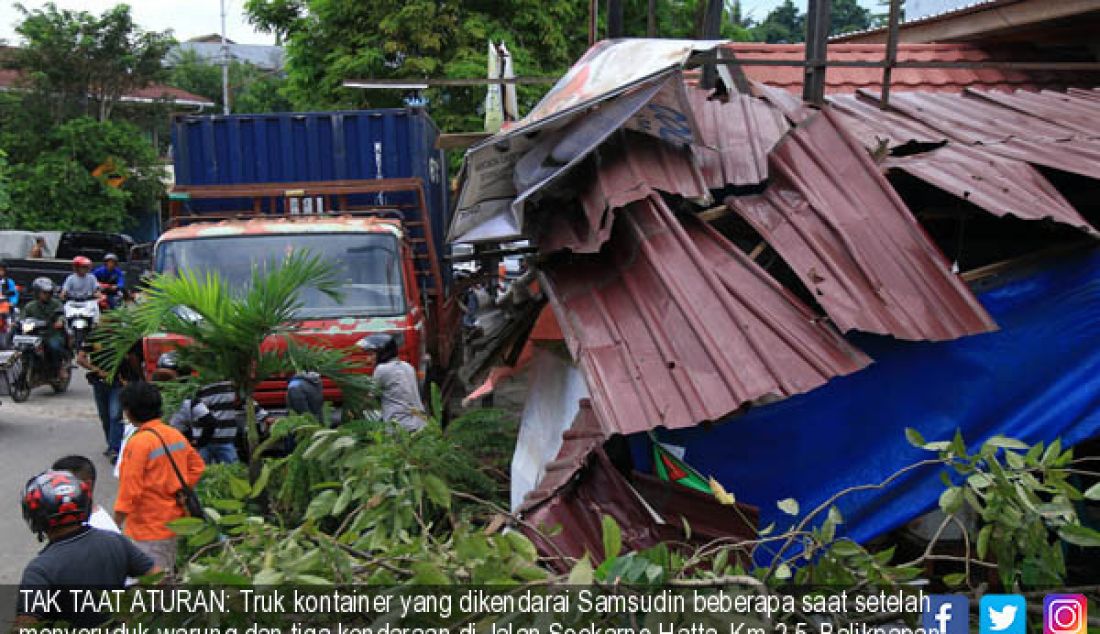 TAK TAAT ATURAN: Truk kontainer yang dikendarai Samsudin beberapa saat setelah menyeruduk warung dan tiga kendaraan di Jalan Soekarno-Hatta, Km 2,5, Balikpapan Utara (5/6) - JPNN.com