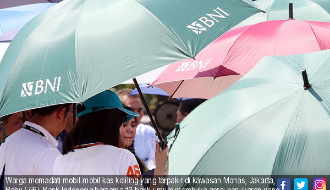 Warga memadati mobil-mobil kas keliling yang terpakir di kawasan Monas, Jakarta, Rabu (7/6). Bank Indonesia bersama 13 bank umum membuka gerai penukaran uang hingga 16 Juni. - JPNN.com