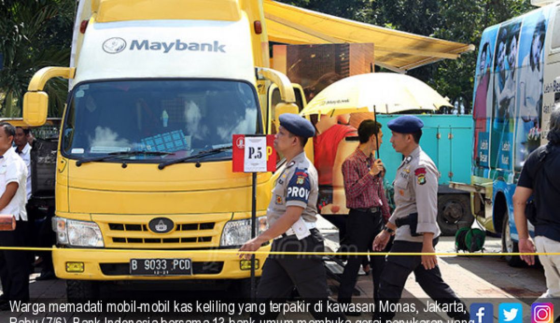 Warga memadati mobil-mobil kas keliling yang terpakir di kawasan Monas, Jakarta, Rabu (7/6). Bank Indonesia bersama 13 bank umum membuka gerai penukaran uang hingga 16 Juni. - JPNN.com