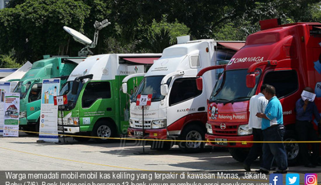 Warga memadati mobil-mobil kas keliling yang terpakir di kawasan Monas, Jakarta, Rabu (7/6). Bank Indonesia bersama 13 bank umum membuka gerai penukaran uang hingga 16 Juni. - JPNN.com