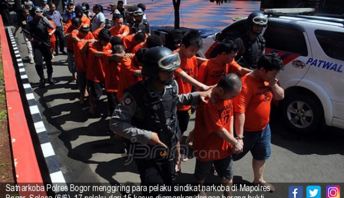 Satnarkoba Polres Bogor menggiring para pelaku sindikat narkoba di Mapolres Bogor, Selasa (6/6). 17 pelaku dari 15 kasus diamankan dengan barang bukti sabu-sabu, Ganja, Tembakau Ganesha, ekstasi dan senpi. - JPNN.com