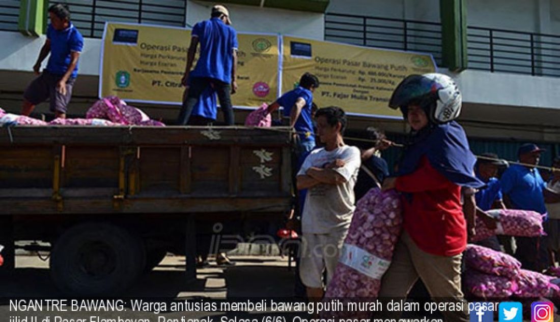 NGANTRE BAWANG: Warga antusias membeli bawang putih murah dalam operasi pasar jilid II di Pasar Flamboyan, Pontianak, Selasa (6/6). Operasi pasar menawarkan bawang putih seharga Rp 480 ribu per-karung, eceran Rp 25 ribu. - JPNN.com