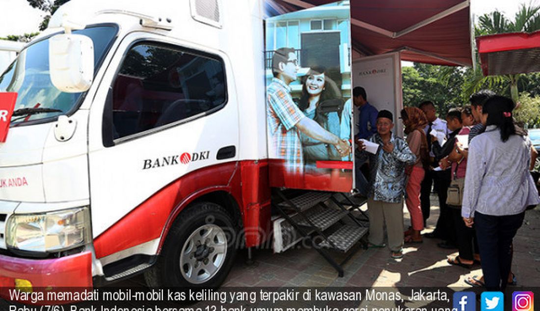 Warga memadati mobil-mobil kas keliling yang terpakir di kawasan Monas, Jakarta, Rabu (7/6). Bank Indonesia bersama 13 bank umum membuka gerai penukaran uang hingga 16 Juni. - JPNN.com