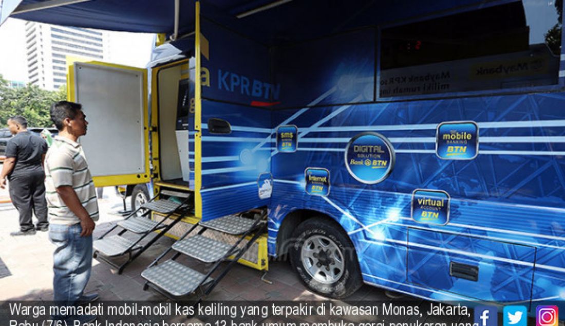 Warga memadati mobil-mobil kas keliling yang terpakir di kawasan Monas, Jakarta, Rabu (7/6). Bank Indonesia bersama 13 bank umum membuka gerai penukaran uang hingga 16 Juni. - JPNN.com