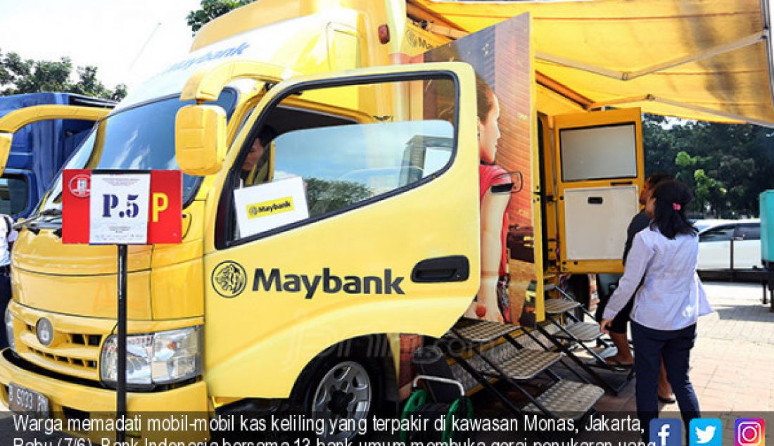 Warga memadati mobil-mobil kas keliling yang terpakir di kawasan Monas, Jakarta, Rabu (7/6). Bank Indonesia bersama 13 bank umum membuka gerai penukaran uang hingga 16 Juni. - JPNN.com