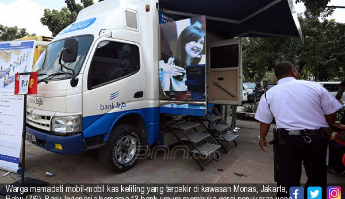 Warga memadati mobil-mobil kas keliling yang terpakir di kawasan Monas, Jakarta, Rabu (7/6). Bank Indonesia bersama 13 bank umum membuka gerai penukaran uang hingga 16 Juni. - JPNN.com