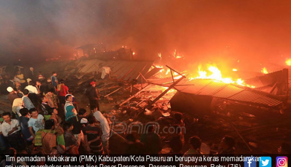 Tim pemadam kebakaran (PMK) Kabupaten/Kota Pasuruan berupaya keras memadamkan api yang membakar ratusan kios Pasar Pasrepan, Pasrepan, Pasuruan, Rabu (7/6) dini hari. - JPNN.com