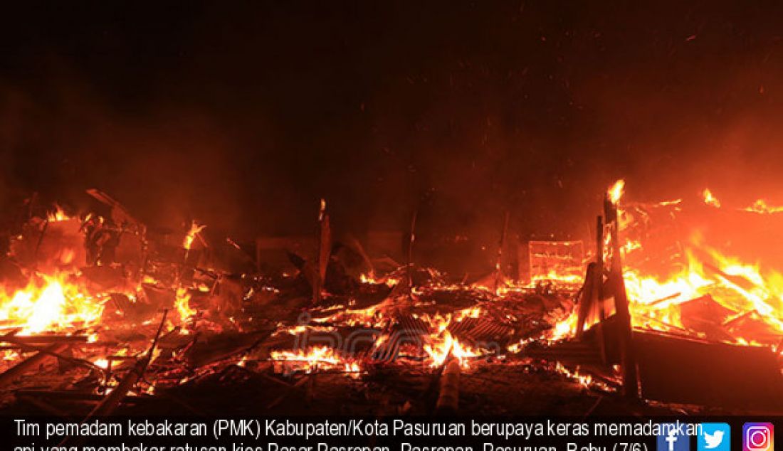 Tim pemadam kebakaran (PMK) Kabupaten/Kota Pasuruan berupaya keras memadamkan api yang membakar ratusan kios Pasar Pasrepan, Pasrepan, Pasuruan, Rabu (7/6) dini hari. - JPNN.com