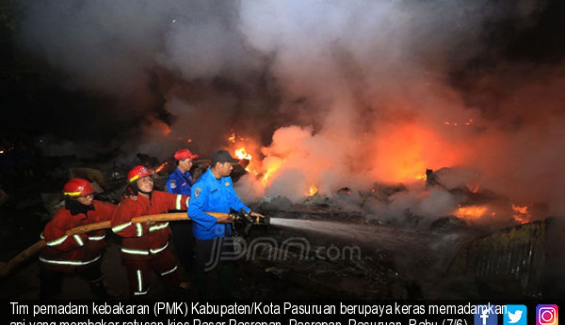 Tim pemadam kebakaran (PMK) Kabupaten/Kota Pasuruan berupaya keras memadamkan api yang membakar ratusan kios Pasar Pasrepan, Pasrepan, Pasuruan, Rabu (7/6) dini hari. - JPNN.com