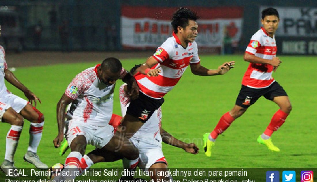 JEGAL: Pemain Madura United Saldi dihentikan langkahnya oleh para pemain Persipura dalam laga lanjutan gojek traveloka di Stadion Gelora Bangkalan, rabu (7/6). Pertandingan kali ini dimenangkan oleh MU dengan skor 2-0. - JPNN.com