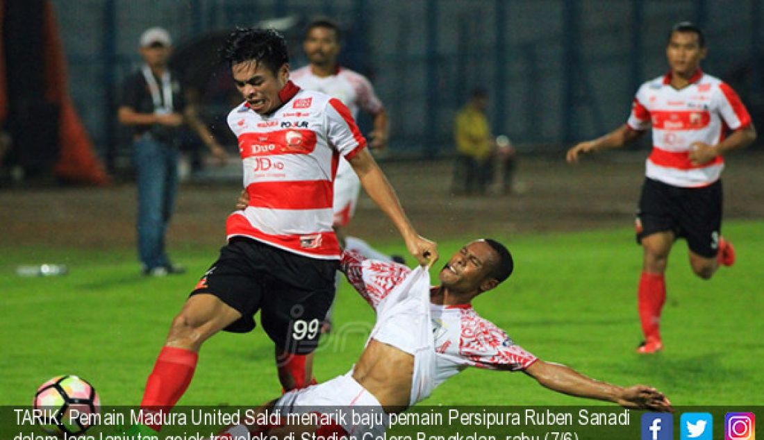 TARIK: Pemain Madura United Saldi menarik baju pemain Persipura Ruben Sanadi dalam laga lanjutan gojek traveloka di Stadion Gelora Bangkalan, rabu (7/6). Pertandingan dimenangkan oleh MU dengan skor 2-0. - JPNN.com