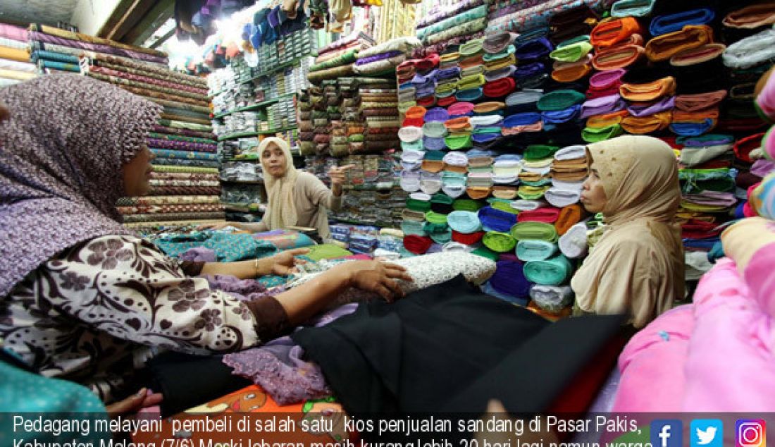 Pedagang melayani pembeli di salah satu kios penjualan sandang di Pasar Pakis, Kabupaten Malang (7/6).Meski lebaran masih kurang lebih 20 hari lagi namun warga sudah mulai berburu sandang untuk lebaran. - JPNN.com