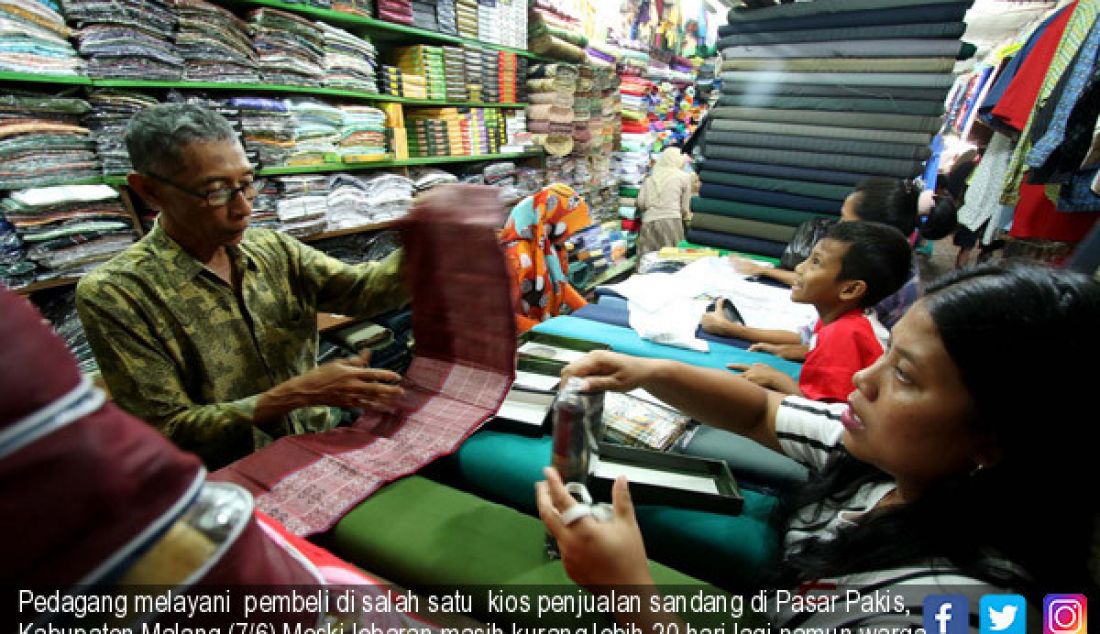 Pedagang melayani pembeli di salah satu kios penjualan sandang di Pasar Pakis, Kabupaten Malang (7/6).Meski lebaran masih kurang lebih 20 hari lagi namun warga sudah mulai berburu sandang untuk lebaran. - JPNN.com