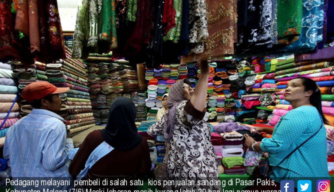 Pedagang melayani pembeli di salah satu kios penjualan sandang di Pasar Pakis, Kabupaten Malang (7/6).Meski lebaran masih kurang lebih 20 hari lagi namun warga sudah mulai berburu sandang untuk lebaran. - JPNN.com