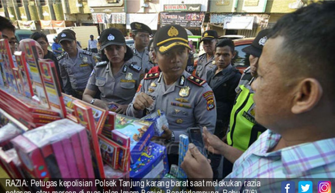 RAZIA: Petugas kepolisian Polsek Tanjung karang barat saat melakukan razia petasan atau mercon di ruas jalan Imam Bonjol, Bandarlampung, Rabu (7/6). Ratusan mercon berhasil disita petugas. - JPNN.com