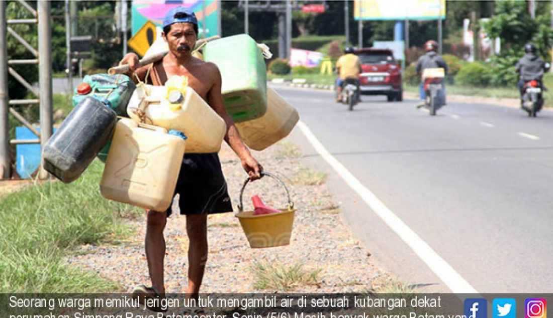 Seorang warga memikul jerigen untuk mengambil air di sebuah kubangan dekat perumahan Simpang Raya Batamcenter, Senin (5/6).Masih banyak warga Batam yang mengandalkan kubangan untuk mengambil air. - JPNN.com