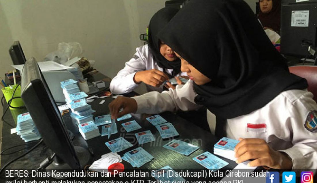 BERES: Dinas Kependudukan dan Pencatatan Sipil (Disdukcapil) Kota Cirebon sudah mulai berhenti melakukan pencetakan e-KTP. Terlihat siswa yang sedang PKL memilah e-KTP berdasarkan domisili masing-masing, Kamis (8/6). - JPNN.com