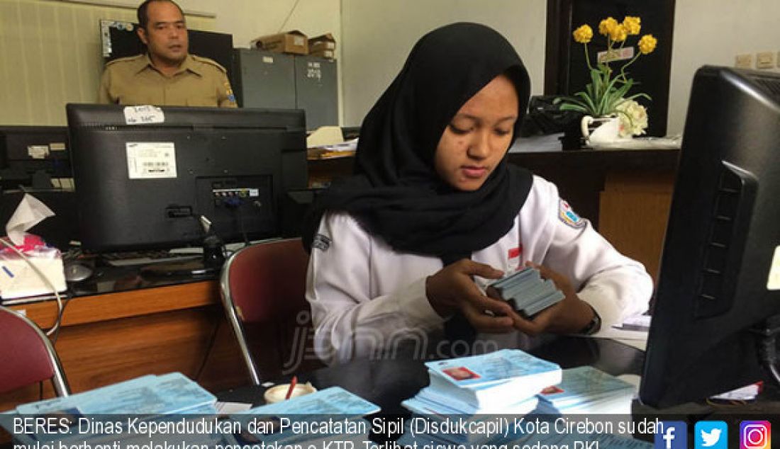 BERES: Dinas Kependudukan dan Pencatatan Sipil (Disdukcapil) Kota Cirebon sudah mulai berhenti melakukan pencetakan e-KTP. Terlihat siswa yang sedang PKL memilah e-KTP berdasarkan domisili masing-masing, Kamis (8/6). - JPNN.com