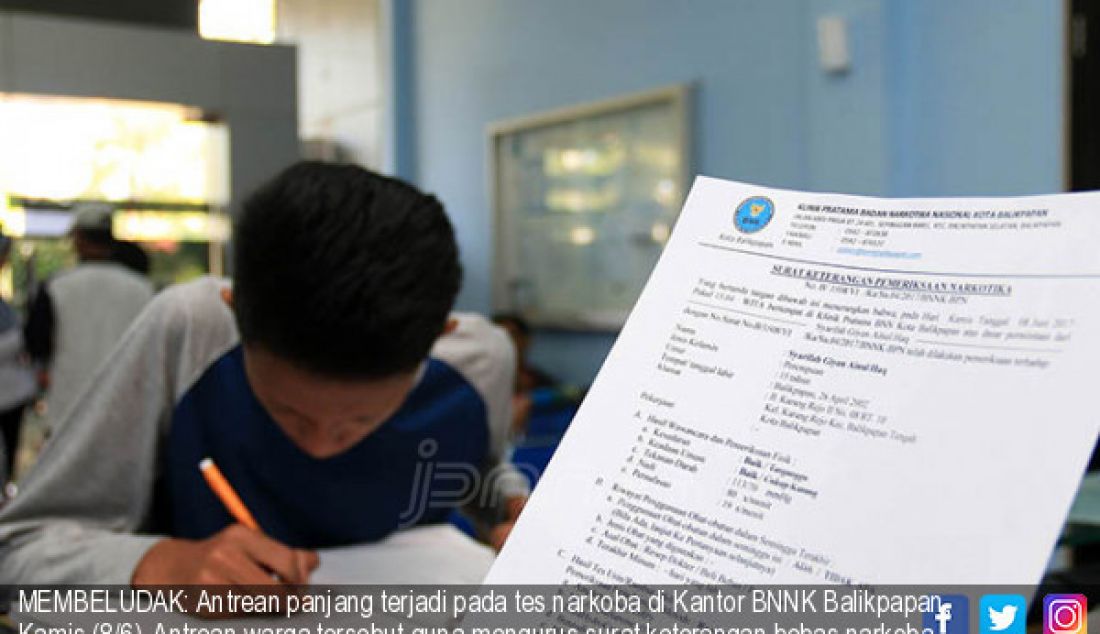 MEMBELUDAK: Antrean panjang terjadi pada tes narkoba di Kantor BNNK Balikpapan, Kamis (8/6). Antrean warga tersebut guna mengurus surat keterangan bebas narkoba sebagai syarat mendaftar sekolah. - JPNN.com