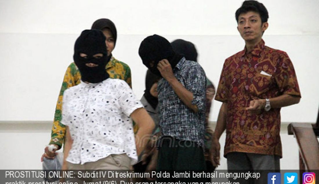 PROSTITUSI ONLINE: Subdit IV Ditreskrimum Polda Jambi berhasil mengungkap praktik prostitusi online, Jumat (9/6). Dua orang tersangka yang merupakan mucikari diamankan, yakni RT (30), serta seorang perempuan DAM (27) - JPNN.com