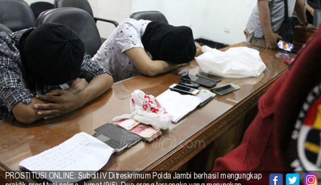 PROSTITUSI ONLINE: Subdit IV Ditreskrimum Polda Jambi berhasil mengungkap praktik prostitusi online, Jumat (9/6). Dua orang tersangka yang merupakan mucikari diamankan, yakni RT (30), serta seorang perempuan DAM (27). - JPNN.com